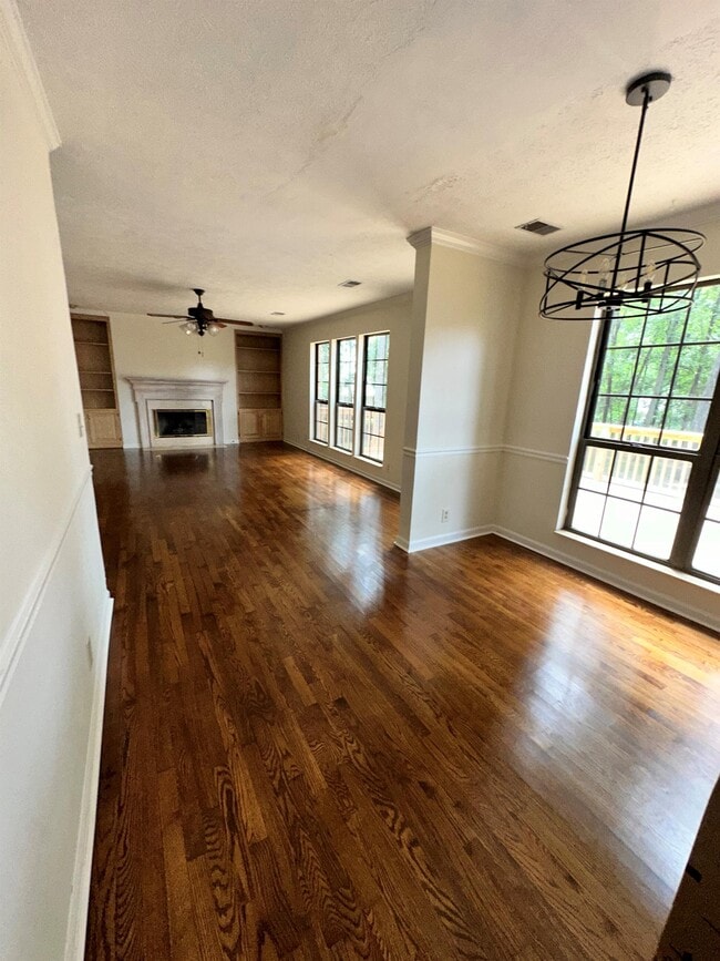 Photo - 1117 Elkader Ct S