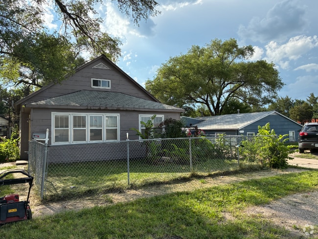 Building Photo - 618 N Oak St Rental
