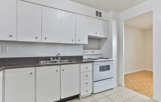 Photo - 550 Scarborough Golf Club Rd