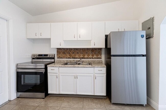 Building Photo - 630 NW 15th Terrace Unit 1-2