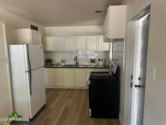 Photo - 1324 E Hall St