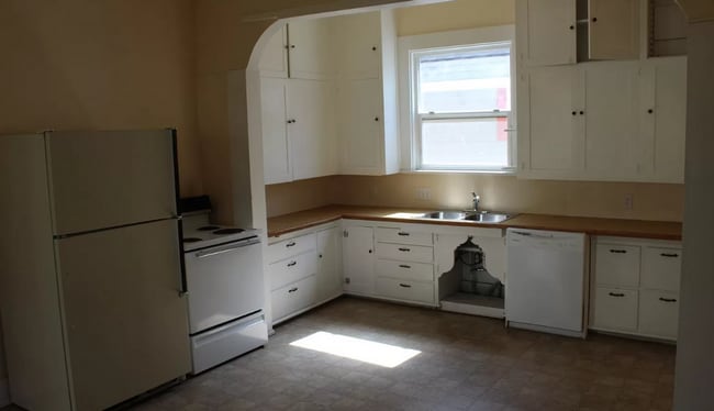 Photo - 6 bedroom, 2 bath home available in York Neighborhood!