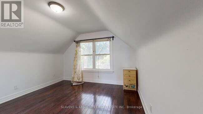 Photo - 262 Poyntz Ave