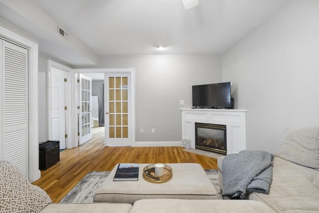 Photo - 734 E 6th St