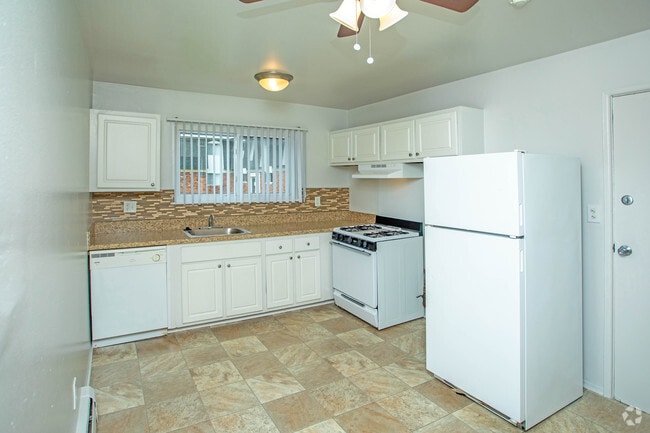 2HAB, 1BA - 755 ft² - Oakland Mall Apartments