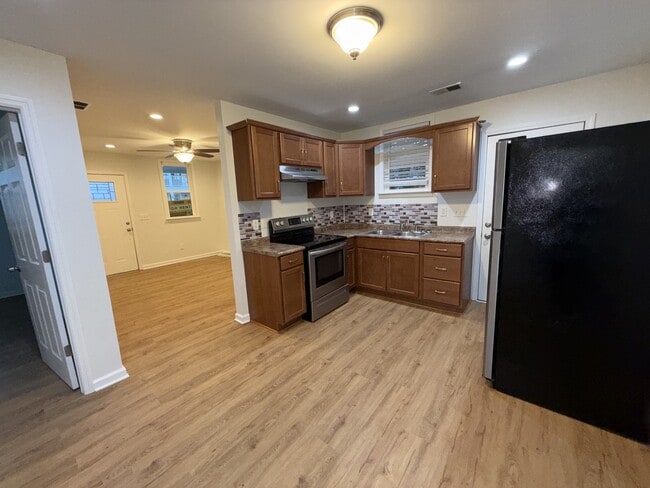 Photo - 212 Romney St