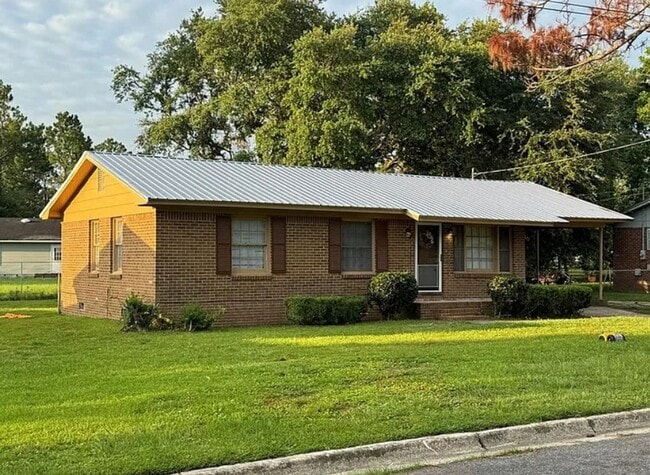 Building Photo - 3 Bed/2 Bath Brick Home- Under Renovations