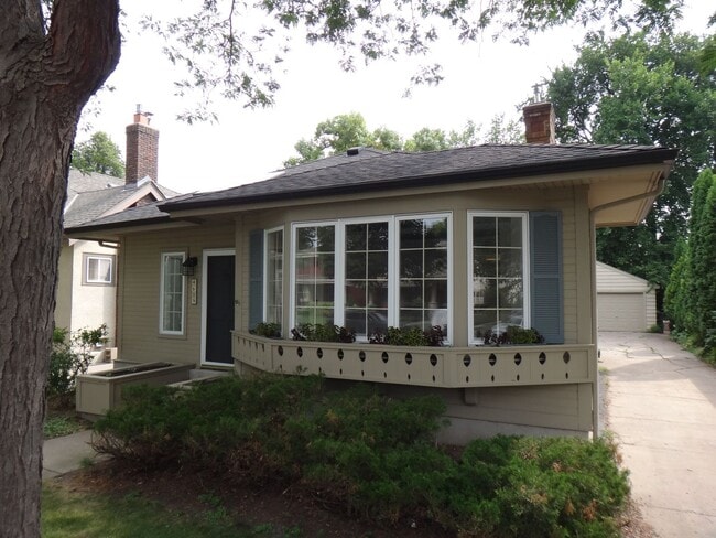 Building Photo - 3br/2ba Linden Hills Charmer - Great Location, Professional Management!