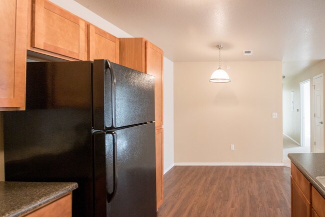 Kitchen & Dining