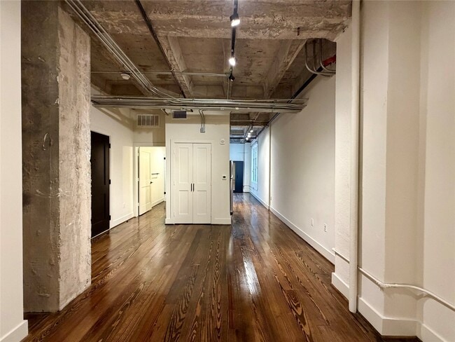 Building Photo - 4411 Dallas St Unit 6