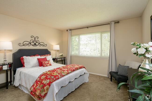 2HAB-2BA_1.142sf Habitación principal - Woodlake Park Apartments