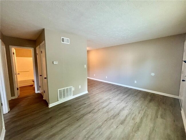 Photo - 6077 Pine St