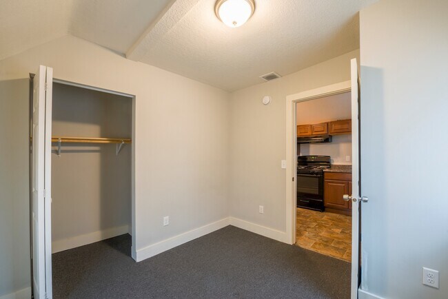 Building Photo - 2418 3rd St NE Unit 2