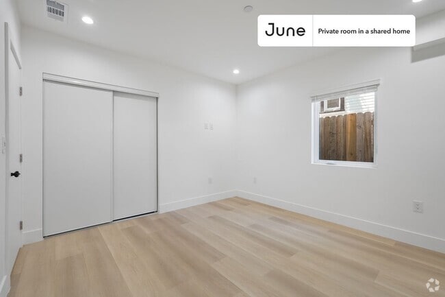 Building Photo - Private bedroom in 3 bed/2 bath Home