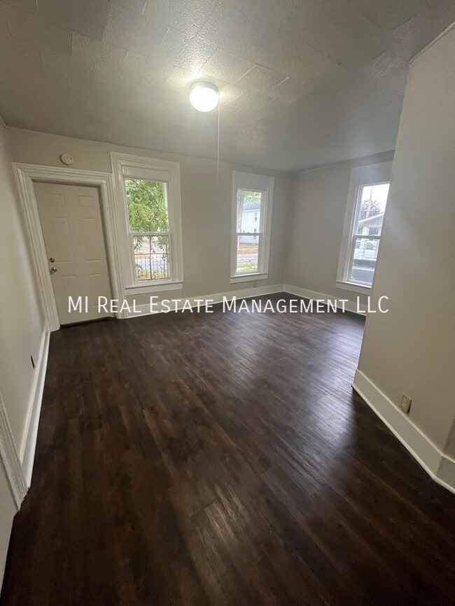 Photo - 305 E Grove St