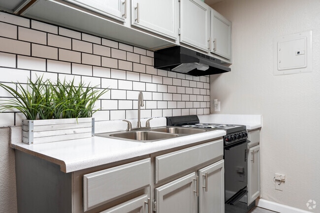 1BR, 1BA - 418SF