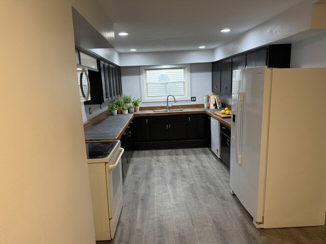 Kitchen 10' x 15.5'
