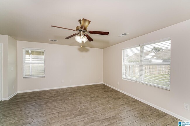 Photo - 855 Hawthorn Ln