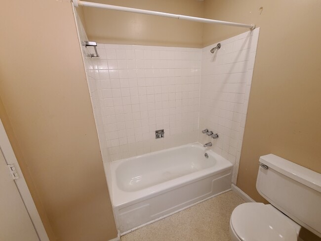 main bath - 2243 Hillcrest Unit 6E