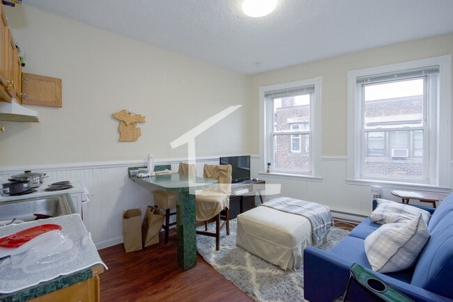 Building Photo - 2Br/1Bth, Right on Green Line E, walk to Green Line D. Great location!!