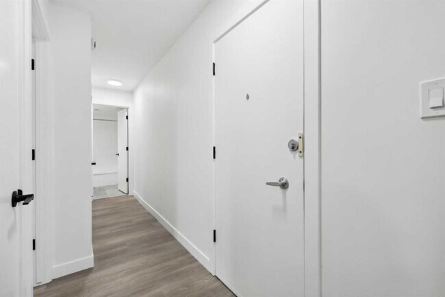 Photo - 110-424 24 Ave SW