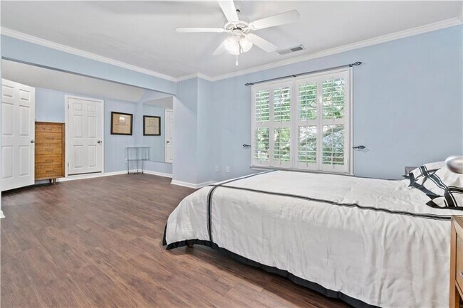 Photo - 1564 Mercer Ave