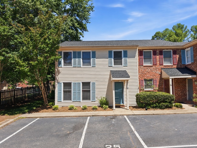 Building Photo - Beautiful Durham 2 Bed Condo | Minutes from RTP & Southpoint