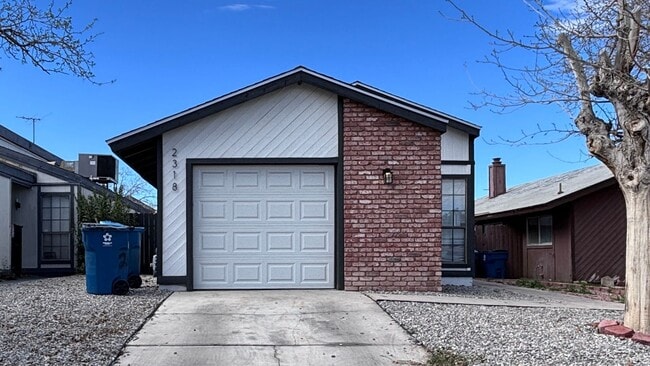 Building Photo - Fantastic 4 bedroom home with a 1 car garage and driveway space for additional car! Backyard and ...