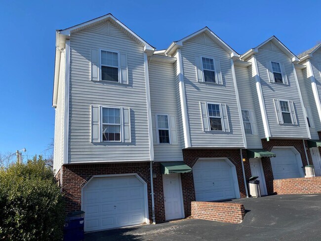Building Photo - Spacious 2-Bedroom Townhouse with Garage