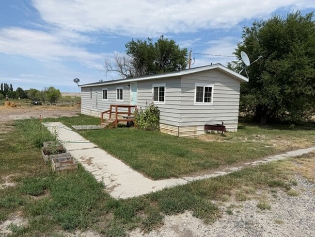 Building Photo - Semi-Rural 2 Bedroom 1 Bath Updated Mobile Home w/ Amenities