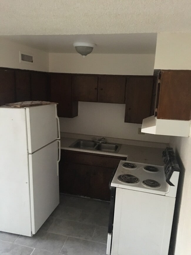 Photo - 615 S Royal Crest Cir