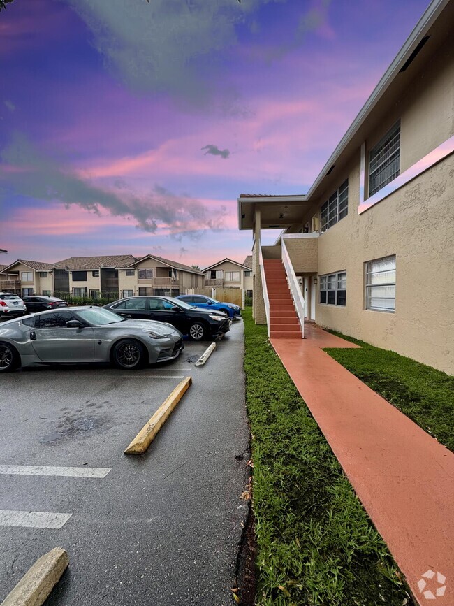 Building Photo - 10008 Twin Lakes Dr Unit 36-A Rental