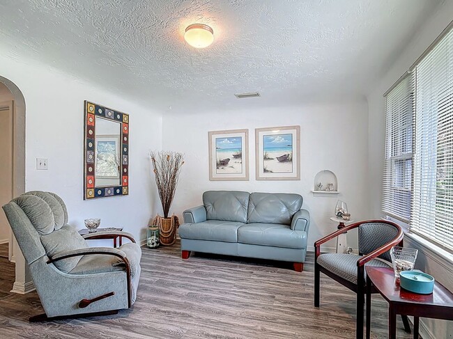 Building Photo - 137 S Franklin St Rental