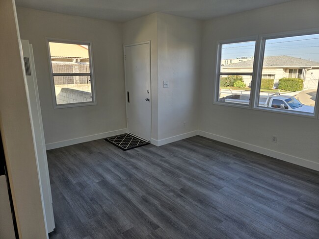 Living Room Entry - 25515 Senator Ave