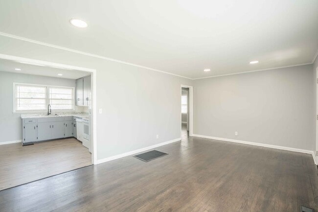 Photo - 101 W 7th St