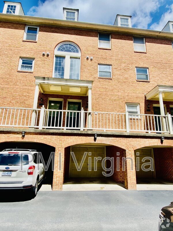 Building Photo - 543 W 20th St Unit Apt 105