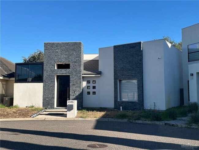 Building Photo - 13 Rio Balsas St