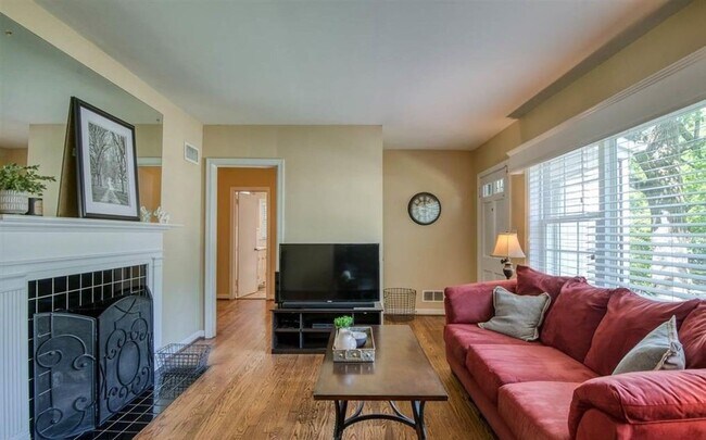 Photo - Beautiful three Bedroom One Bathroom For Rent