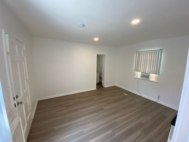 Photo - 944 Tiverton Avenue