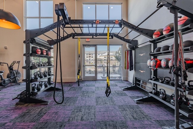 Gimnasio de dos pisos abierto las 24 horas, los 7 días de la semana