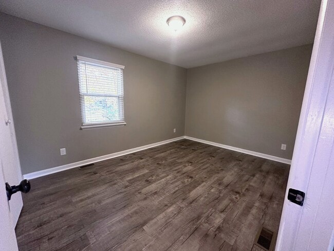 Building Photo - 545 E 3rd St Unit APT3