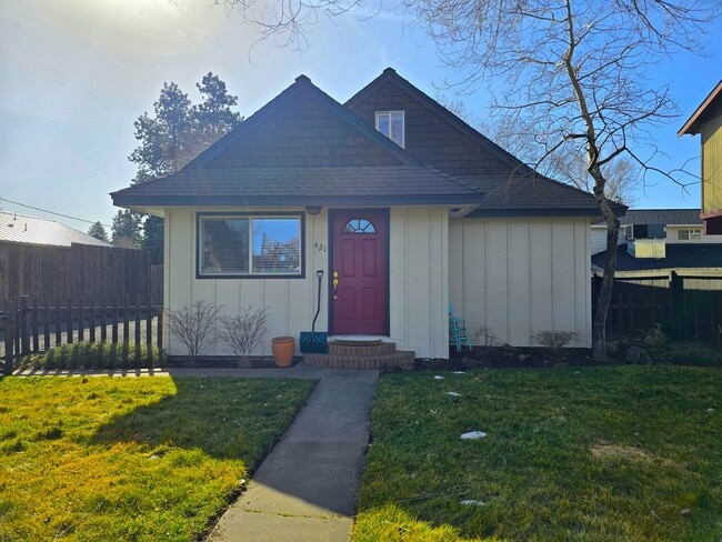 Photo - Bring the Pets!  Midtown 2 Bdrm Cottage, w/Den, 2 bath, All Appliances incl washer/dryer, Storage