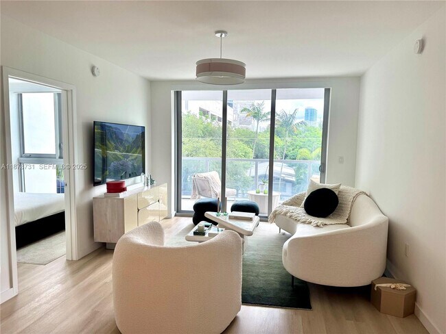 Building Photo - 13800 Highland Dr Unit 307