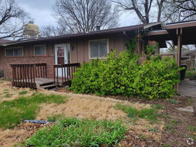 Building Photo - 3 bed 1 bath fenced in backyard! Rental