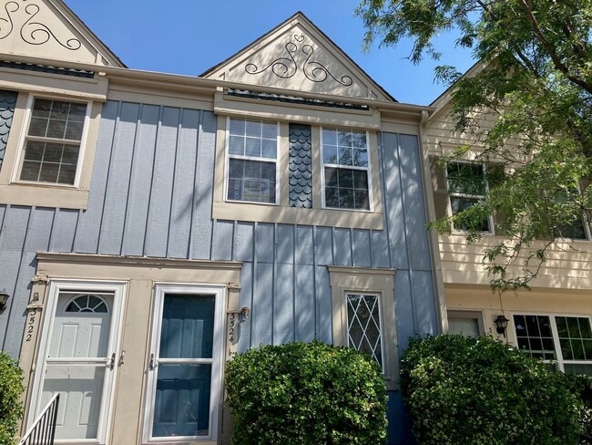 Building Photo - 2 Bed 1 Bath Townhome Centrally Located