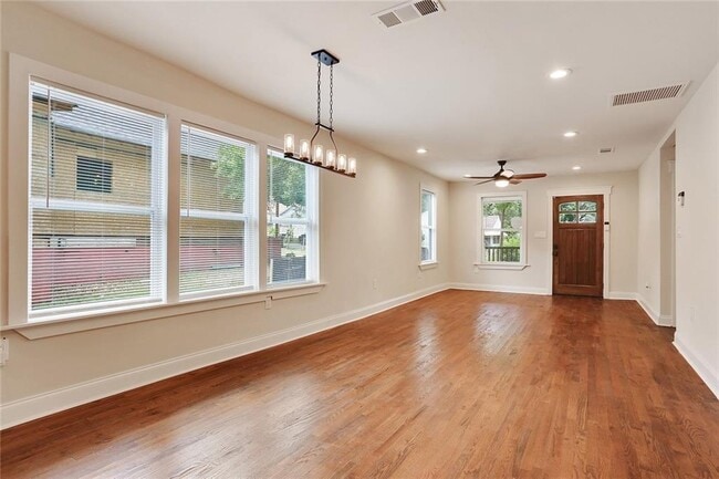 Photo - 1060 Regent St SW