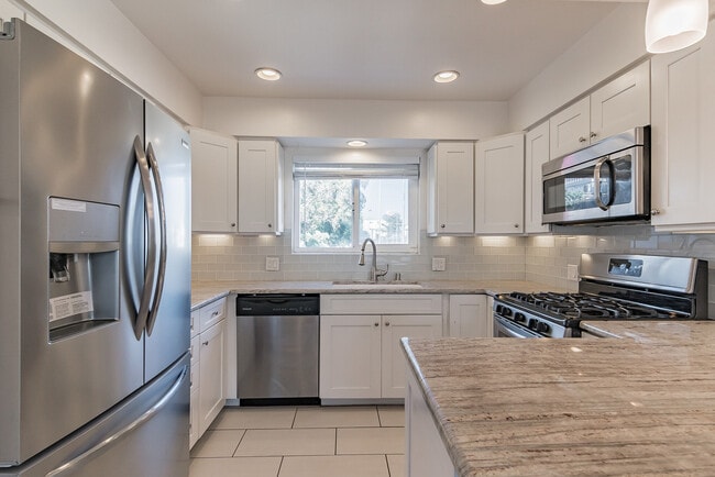 Building Photo - 851 Cypress Ave Unit A