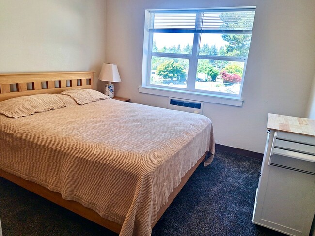 Photo - UNDER NEW MANAGEMENT: 2bdrm/1ba Efficiency Room - Pet Friendly! Unit 3959 Sheridan Ave Apt 210