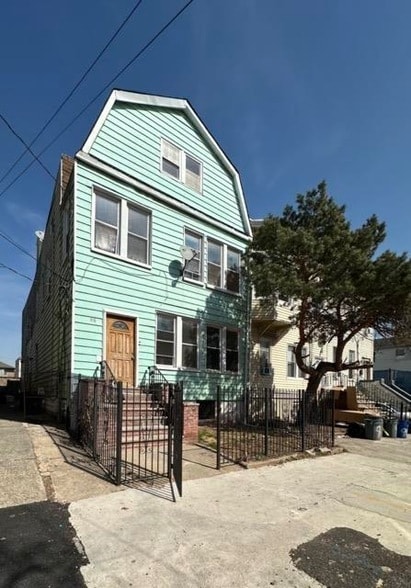 Photo - 98 Van Nostrand Ave House