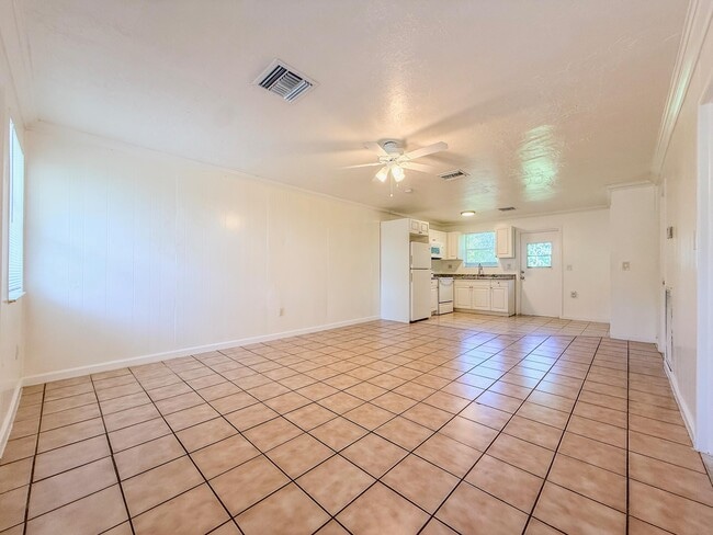 Photo - 3075 Floweva St